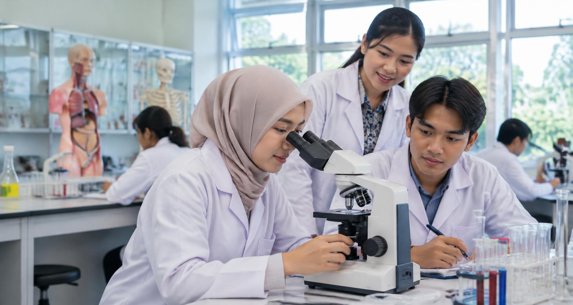 Mahasiswa melakukan praktik laboratorium berdasarkan foto brosur